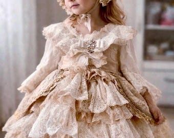Vestido de bebé de encaje de herencia familiar, ribete dorado champán, estilo francés vintage, incluye gorro hecho a mano.