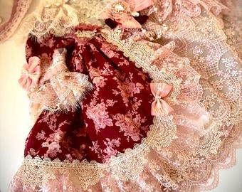 Vestido de bebé de encaje de herencia familiar con gorro – Conjunto de bautizo en rosa carmesí