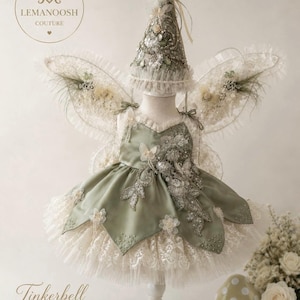 Tingeling-inspirerad älvklänning, älvvingar, älvhatt, första födelsedagsoutfit, grön prinsessklänning, skogsälvkostym