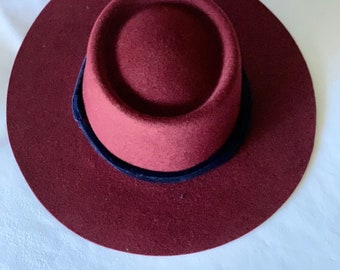 ROUND TOP HAT made of 100% burgundy wool felt