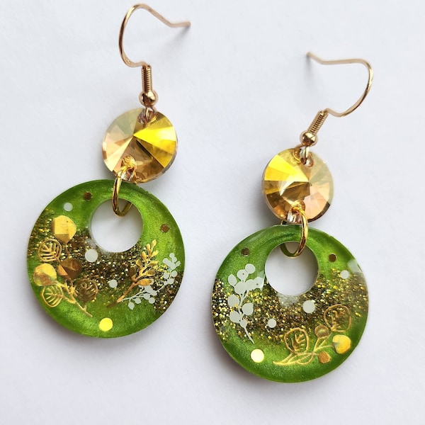 Boucles d'oreilles résine vertes et or avec fleurs