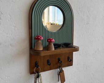 Llavero con espejo en color nogal y salvia: moderno organizador para la entrada, llavero de madera con forma de arco, pequeño regalo decorativo para el hogar.