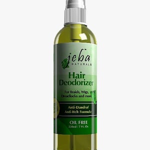 Può includere: Una bottiglia verde di deodorante per capelli Jeba Naturals con un vaporizzatore bianco. L'etichetta della bottiglia dice "Hair Deodorizer" e "For Braids, Wigs, Dreadlocks and more". Dice anche "Anti-Dandruf Anti-Itch Formula" e "Oil Free 250ml / 7 fl. Oz."