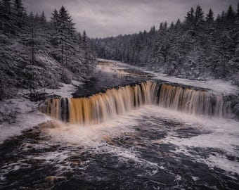 Zimowy obraz na płótnie z wodospadem Upper Tahquamenon – dekoracja kominka z wodospadem Michigan (30x40, edycja kolekcjonerska)