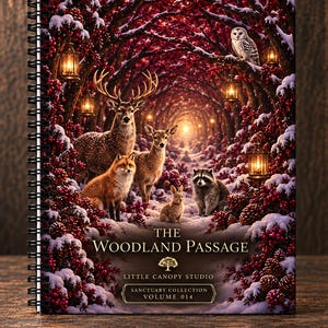 Könnte beinhalten: Ein spiralgebundenes Notizbuch mit dem Titel The Woodland Passage, Sanctuary Collection Volume 014 von Little Canopy Studio. Das Cover zeigt eine verschneite Waldszene mit Hirsch, Fuchs, Hase, Waschbär und Eule sowie hängenden Laternen.