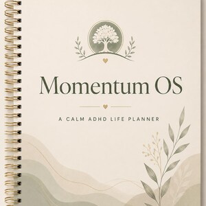 Könnte beinhalten: Ein cremefarbener Spiralplaner. Der Einband zeigt den Text "Momentum OS" in Dunkelgrün sowie den Satz "A Calm ADHD Life Planner". Ein Baum-Grafik und botanische Illustrationen zieren das Cover.