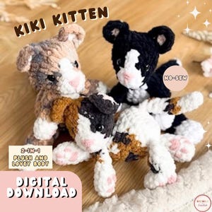 Puede incluir: Tres peluches de gatitos tejidos a ganchillo con texturas de hilo suave. Uno es beige y gris, otro es blanco y negro, y otro es tricolor con manchas blancas, negras y beige. El texto dice KIKI KITTEN, NO-SEW, 2-IN-1 PLUSH AND LOVEY BODY, DIGITAL DOWNLOAD.