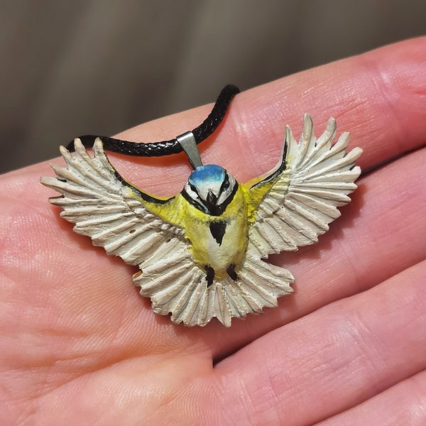 Pendentif mésange bleue en bois d'olivier peint