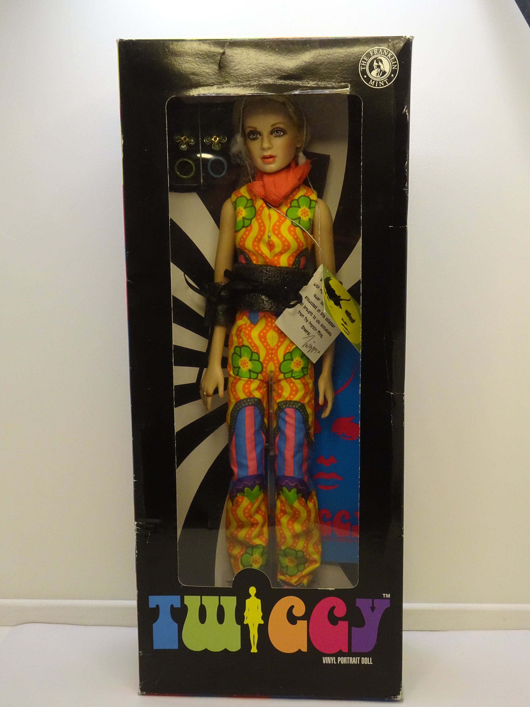 Boxed Limited Edition Rare Twiggy Doll Franklin Mint. Signed by