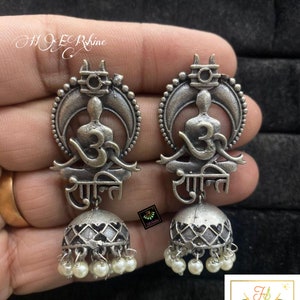 Om Mantra Oxidado Templo Jhumkas, Brinco de Carta Religiosa Antiga Germansilver Étnico Leve Indiano Feito à Mão Yogi Jhumki Conjunto de Jóias