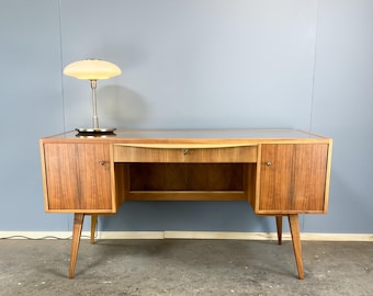 Escritorio antiguo con tablero de cristal, de nogal, de la década de 1950.