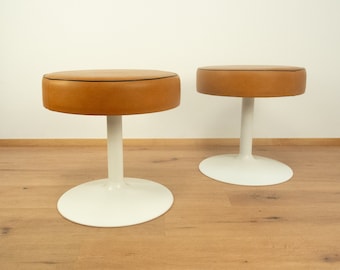 2 Hocker, Metallfuß und Kunstlederbezug, 1950er Jahre