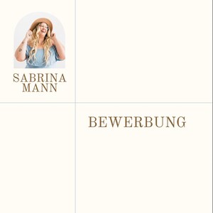 Puede incluir: Una plantilla de currículum color crema con una foto de una mujer con sombrero y top azul. El nombre "SABRINA MANN" se muestra en una fuente serif. La palabra "BEWERBUNG" también se muestra en una fuente serif.