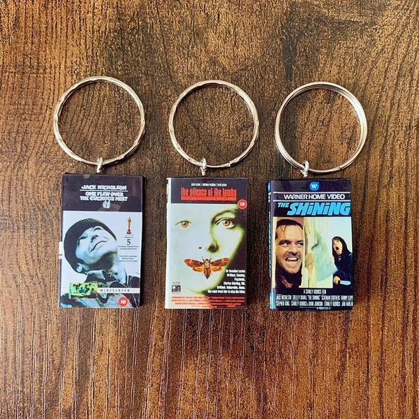 Porte-clés de film VHS miniature | N'IMPORTE QUEL film que vous aimez | Porte-clés cadeau de film des années 80 | Père Noël secret | Sacs de fête d'anniversaire | Charmes