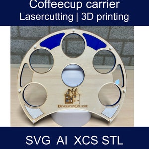 Op de afbeelding: Houten koffiebekerhouder met zes vakken, lasergesneden met blauwe accenten en het logo "DevelsteinCollege".