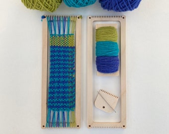 Ensemble de marque-page pour métier à tisser, apprenez à tisser avec du fil britannique dans des tons de laine bleu, bleu sarcelle, gris, rose et vert, emballage cadeau disponible
