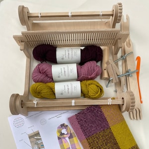 Kit de bufanda de lana británica, kit de tejido en telar rígido: aprenda a tejer usando el telar ensamblado, los accesorios, el patrón, el hilo y las instrucciones.