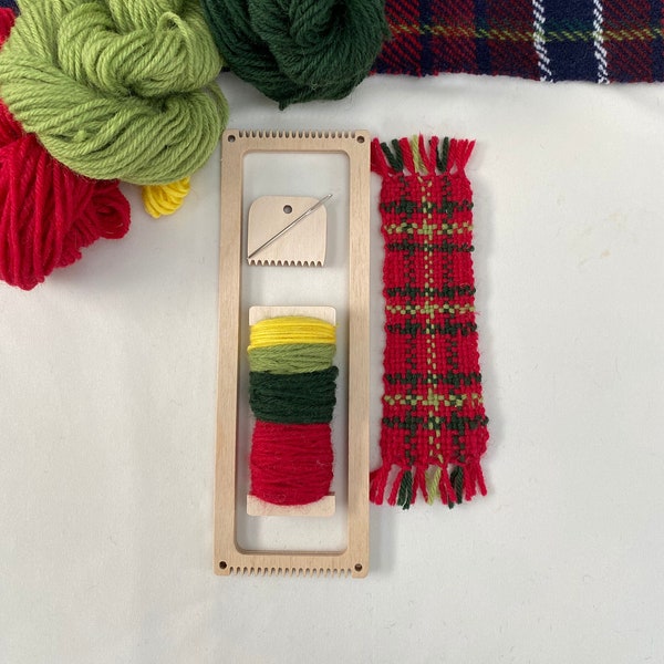 Kit métier à tisser marque-page tartan, kit de tissage, apprenez à tisser avec ce kit en laine rouge et verte avec instructions pour tisser un motif à carreaux.