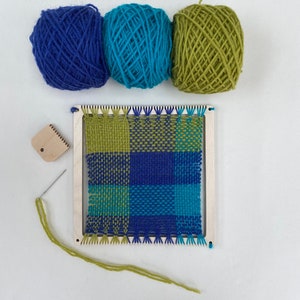 Square frame weaving kit with blue, green and turquoise yarn