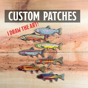 Puede incluir: Una colección de siete parches bordados de peces de diversas especies con escamas detalladas y patrones coloridos. El texto CUSTOM PATCHES y I DRAW THE ART! aparece arriba en letras blancas y rojas.