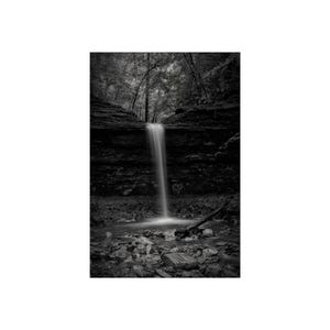 Fine Art Poster - Serene Wasserfall im Wald, Natur Wandkunst, Malerische Landschaft, Minimalistische Wohnkultur, Moderne Büro Kunst, Zen