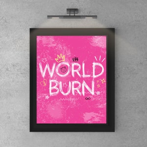 Könnte beinhalten: Ein rosa Poster mit den Worten "WORLD BURN" in Weiß, mit einer Krone, Sternen und anderen Kritzeleien. Das Poster ist in Schwarz gerahmt.
