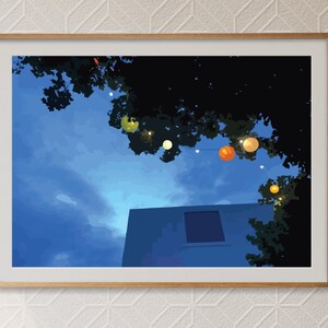 Può includere: Un cielo blu con nuvole bianche e una silhouette di un albero con luci a stringa appese ai rami. Le luci sono un mix di giallo, arancione e rosso. Un edificio blu con una finestra è visibile sullo sfondo.