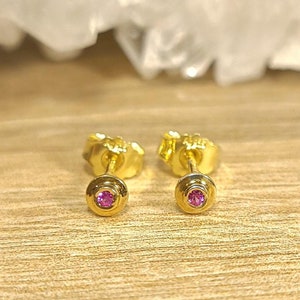 ルビー スタッド イヤリング シルバー ゴールド メッキ - ミニマリスト スタッド イヤリング - ルビー イヤリング 925 スターリング シルバー ポリッシュ ニッケルフリー - ファセット ルビー