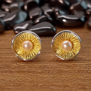 Flower earrings - Stud earrings - Silver earrings - Silver stud earrings - Gold plated stud earrings - Flower stud earrings - Pearl stud earrings - Flower