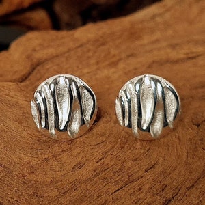 Structure stud earrings - structured silver stud earrings - round silver earrings - sterling silver 925 nickel-free - bark structure - satin