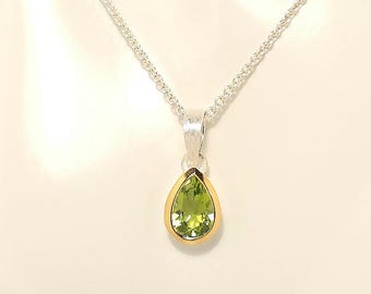 Peridot pendant drop • Natural gemstone • 925 Sterling silver • 24-carat gold-plated edge • Ice velvet • Incl. 45 cm necklace • 8 x 19 mm