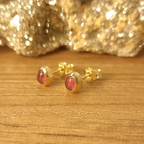 Turmalin Ohrstecker Silber vergoldet, natürliche Rubellit Ohrstecker, rosa rote Turmalin Ohrringe, ovaler Turmalin Cabochon 5 x 6 mm, matt