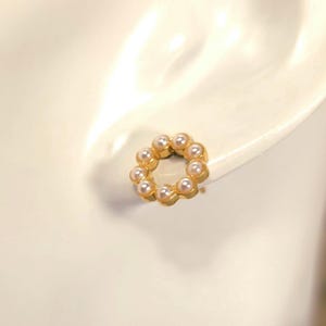 Filigree pearl stud earrings • 925 silver • gold-plated • Natural pearls • Wreath design • Highly polished • 10 mm diameter • Nickel-free