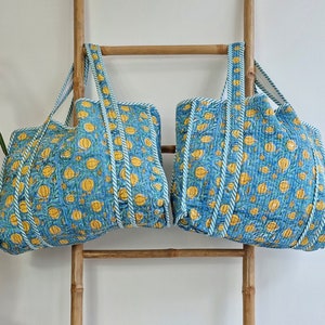Bolsa de mano reversible de algodón acolchado con estampado a mano en azul y amarillo granada, ecológica, sostenible, resistente, hecha a mano, estilo artista bohemio.