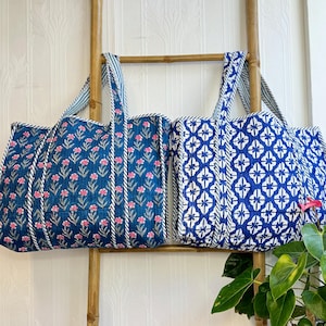 Gesteppte Baumwolle handbedruckt Wende große Einkaufstasche Umweltfreundliche handgefertigte robuste Einkaufstasche Künstler Boho | Blau-rosa Blüten-Gardenia