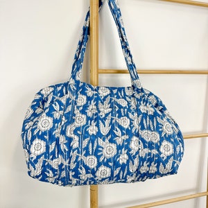 Gesteppte Duffle Tote Schulter Sommer Blau Weiß Tasche Baumwolle Floral Umweltfreundlich Nachhaltig Robust | Yoga Shopping Strand Künstler Boho Rucksack