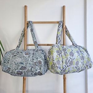 Gesteppter Seesack Baumwolle Handprint Grautöne Floral Umweltfreundlich Robust Yoga Einkaufen Strand Künstler Boho