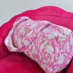 Borsa a tracolla trapuntata rosa in cotone con stampa a mano, estiva, floreale, ecologica, sostenibile, robusta, per yoga, shopping, spiaggia, artista, boho.
