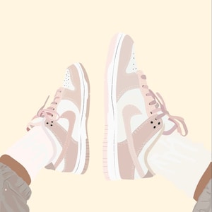 Può includere: Un paio di scarpe da ginnastica rosa chiaro con suole e lacci bianchi. Le scarpe sono usurate e hanno un aspetto consumato. Le scarpe sono su uno sfondo color pesca chiaro.