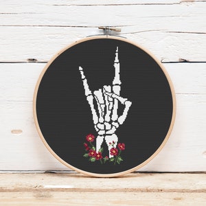 Patrón de punto de cruz de mano de esqueleto de roca, letrero floral de heavy metal (descarga instantánea en PDF)