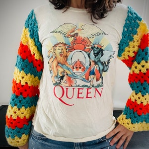 Vintage graphic t-shirt with crochet sleeves (TM)
