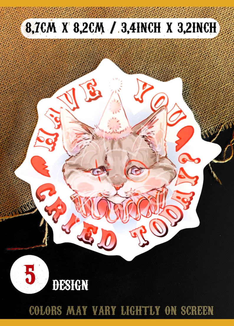 K&ouml;nnte beinhalten: Ein wei&szlig;er runder Aufkleber mit rotem Rand und dem Text "Hast du heute geweint?" in einer roten, stilisierten Schrift. Eine Comic-Katze mit einer Partym&uuml;tze und einem roten und wei&szlig;en Kragen befindet sich in der Mitte des Aufklebers. Die Katze hat einen traurigen Ausdruck und schaut nach unten.