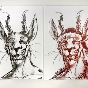 Può includere: Un'illustrazione in bianco e nero di una creatura con orecchie lunghe, corna e un sorriso malizioso. La creatura indossa un cappello da Babbo Natale rosso e bianco. L'illustrazione è realizzata in uno stile schizzo.