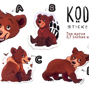 Puede incluir: Cuatro pegatinas de ositos marrones con diferentes poses. Las pegatinas miden aproximadamente 7 cm. El texto "KODA STICKERS" es visible en la parte superior de la imagen.