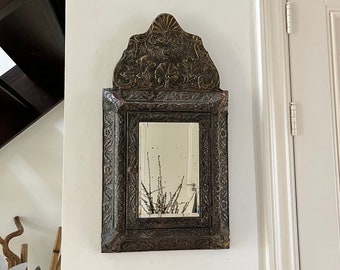 Antieke, koperen spiegel, houten kastje met  spiegel, nostalgische wanddecoratie, sprookjesachtig reliëf - Holland ca. 1930