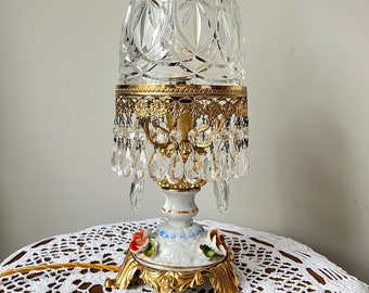 Boudoir lamp met kristallen pegels en een Cherubijn/ Putto, Italië jaren 1960