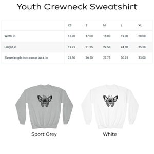 K&ouml;nnte beinhalten: Ein Crewneck-Sweatshirt in Kindergr&ouml;&szlig;e mit einem franz&ouml;sischen Bulldoggen-Motiv und dem aufgedruckten Namen "Duke". Das Sweatshirt ist in zwei Farben erh&auml;ltlich: Sportgrau und Wei&szlig;. Die Gr&ouml;&szlig;entabelle zeigt die Ma&szlig;e in Zoll f&uuml;r XS, S, M, L und XL.