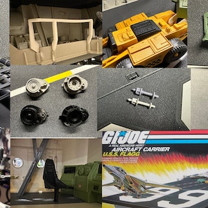 Pode incluir: Uma coleção de peças de brinquedos vintage G.I. Joe, incluindo um porta-aviões verde e preto, um jipe amarelo e preto e várias outras peças. As peças estão em vários estados de desgaste, mas todas ainda estão em bom estado.