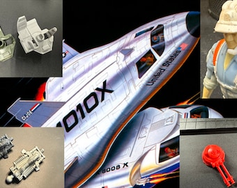 Puede incluir: Primer plano de una nave espacial de juguete gris y blanca con el texto "010X" y "United States" impreso en el lateral. La nave espacial está rodeada de otras piezas de juguete, incluyendo una pistola gris y verde, un motor gris y negro y una pistola roja y negra.