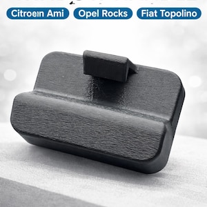 Op de afbeelding: Een zwarte 3D-geprinte raamhendel met een rechthoekige basis en een klein uitstekend lipje. De tekst erboven luidt 3D PRINTED WINDOW HANDLE, Citroen Ami, Opel Rocks en Fiat Topolino, wat de compatibiliteit met deze specifieke voertuigmodellen aangeeft.